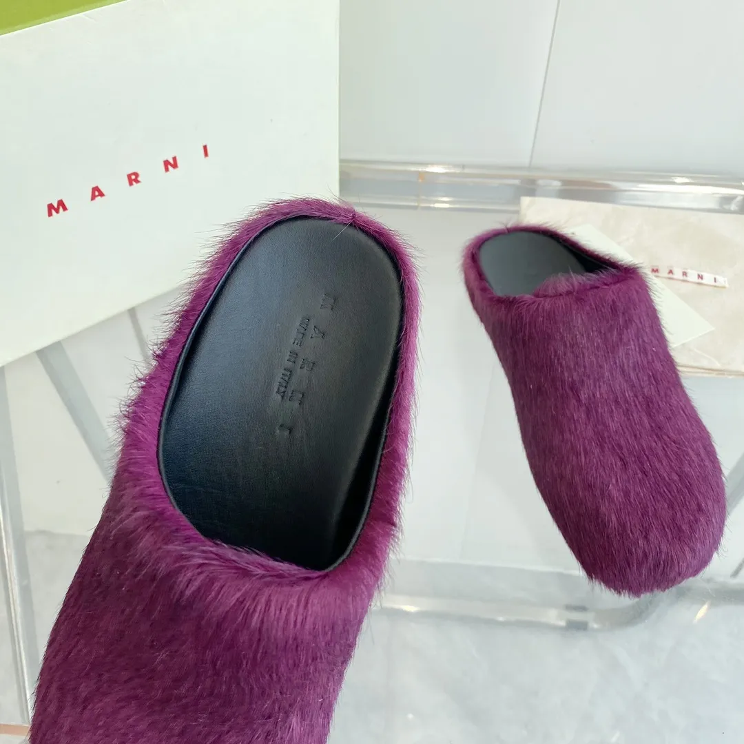 💕💕Factory direct selling price p520💕💕 Men's size +20 🔥🔥🔥 MARNI Sabot horse hair slippers A giant trendy horse hair slipper with a toe cap for all seasons, making it a beautiful landscape. The texture makes your feet more beautiful, confident and comfortable. It is a symbol of taste whether you wear it at home or outside! The real thing is very textured and the comfort is great. Fabric: horse hair. Lining: leather lining. Foot pads: leather. Sole: leather insole, rubber sole. Size: women's size 35-40. men's size: 40-46. Complete package.
